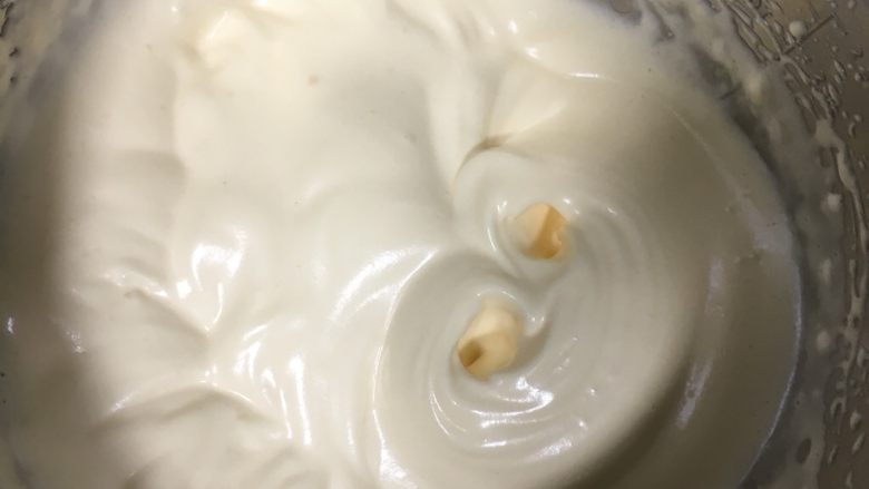 宝宝辅食之海绵蛋糕,打发的全蛋液纹路清晰不易消退(约10分钟)