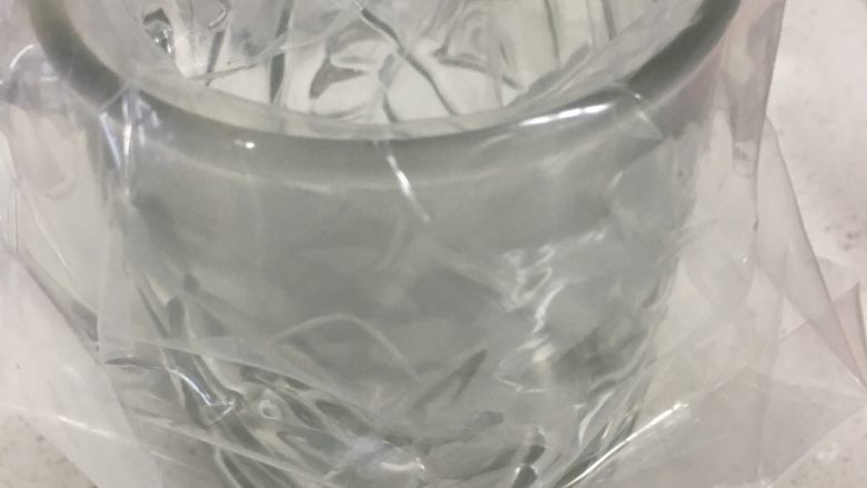 宝宝辅食之海绵蛋糕,将拌好的蛋糕糊装入裱花袋中(可以用杯子支撑便于操作)