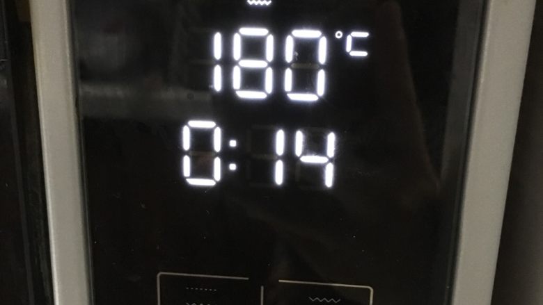 宝宝辅食之海绵蛋糕,烤箱上下管180度预热10分钟(打发完蛋液就可以预热了),放入烤箱中间层烤15-20分钟