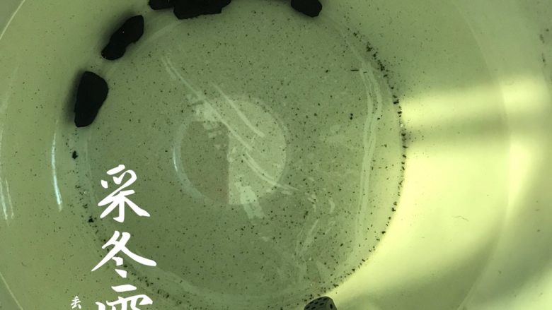 落雪寻梅,采冬雪储之,丢烧红木炭,防虫防腐。