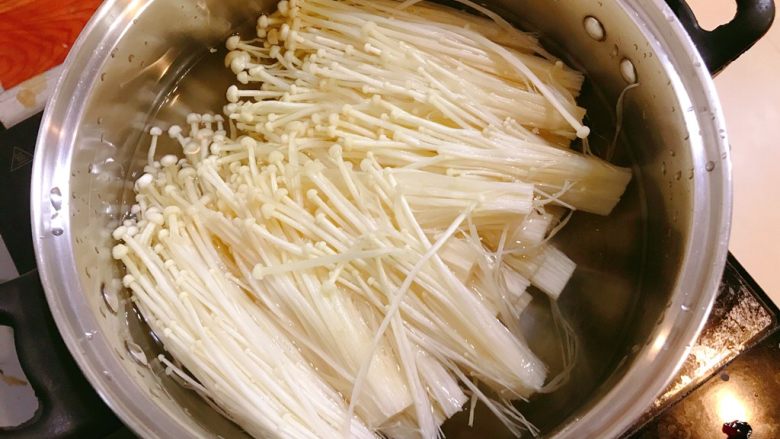 凉拌金针菇,撕成小簇,入锅中煮。