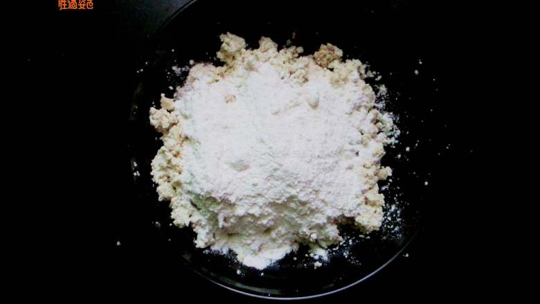咸香豆腐饼,根据粘稠度加入适量淀粉和<a style='color:red;display:inline-block;' href='/shicai/ 519'>面粉</a>,调成糊状