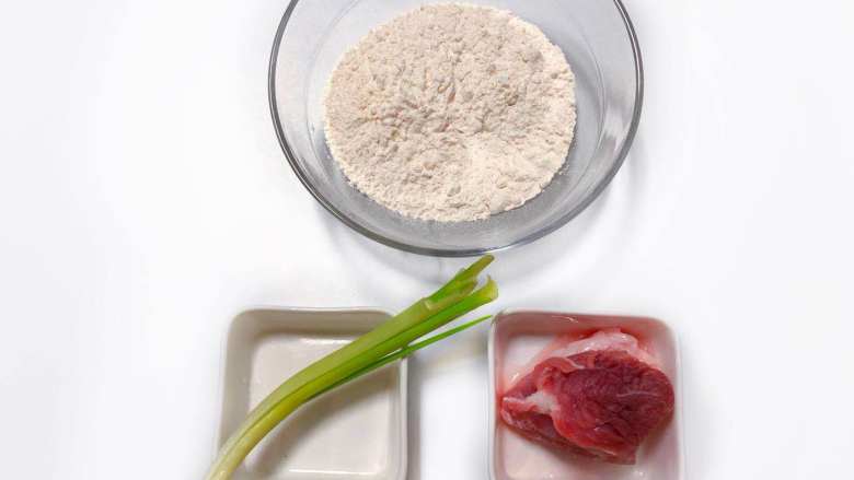 【宝宝辅食】鲜肉小馄饨,准备食材:猪肉 100 g、普通面粉 100 g、清水 50 g、香葱 1段