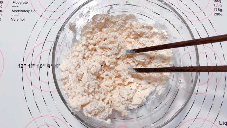 【宝宝辅食】鲜肉小馄饨,50 g清水慢慢倒入面粉中,同时用筷子搅拌成面絮状