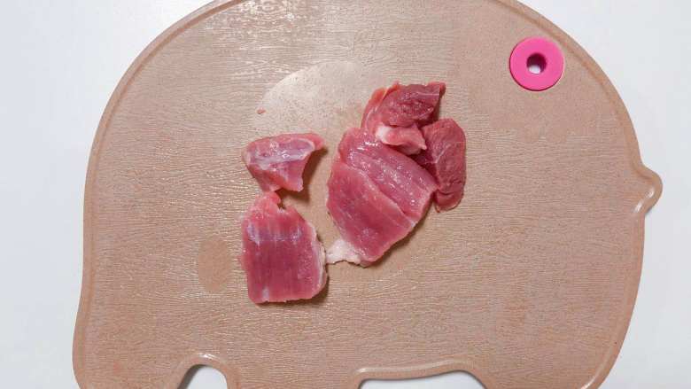 【宝宝辅食】鲜肉小馄饨,醒面的过程,开始准备肉馅,猪肉切成小块