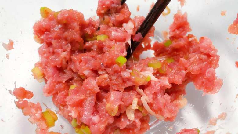 【宝宝辅食】鲜肉小馄饨,用筷子搅拌上劲,上劲后肉质会更加鲜嫩哦