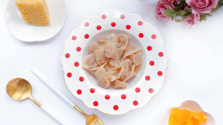 【宝宝辅食】鲜肉小馄饨,锅内水开后放入小馄饨,煮至小馄饨都漂浮在水面,再煮2~3分钟就可以啦