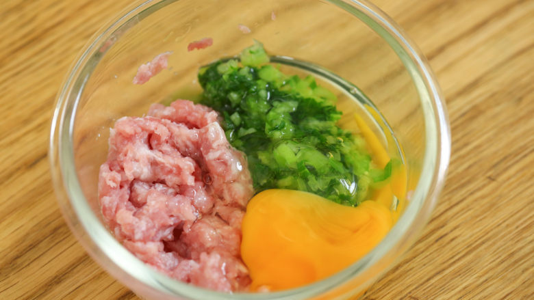 猪肉鸡蛋羹12m+,往猪肉末、油菜碎中打入两个<a style='color:red;display:inline-block;' href='/shicai/ 9'>鸡蛋</a>。