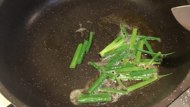 糯米团,放入葱段,慢慢熬制