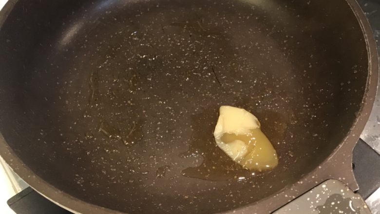 糯米团,挖一勺,小火慢慢煮溶掉猪油
