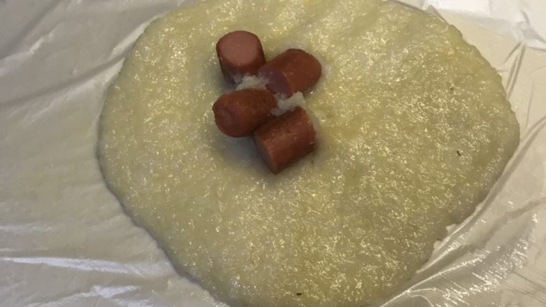 糯米团,把糯米拿出来铺平,放入火腿