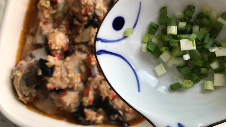 芽芽私房菜~玉子豆腐蒸排骨,蒸好了,撒上葱花,即可