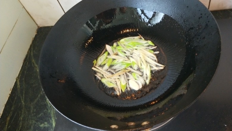 木须肉,锅中烧油放入葱姜