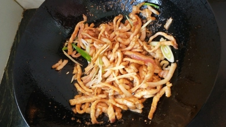 木须肉,放入肉片加入食盐耗油翻炒至熟