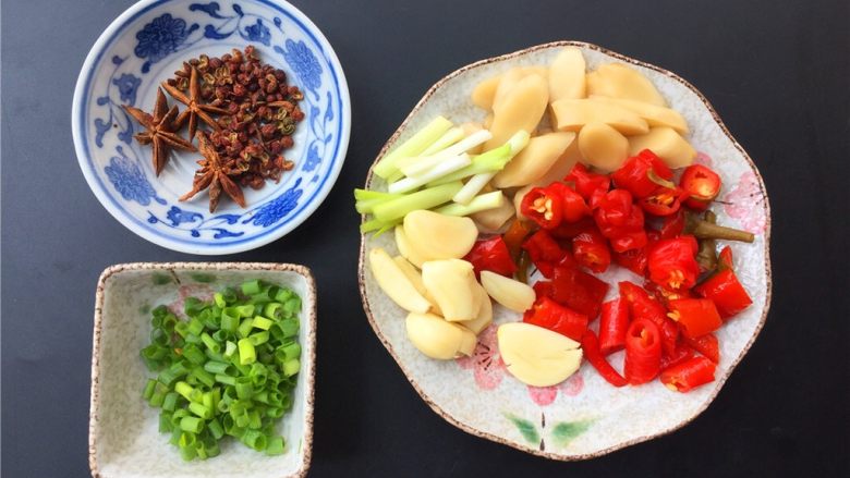 飘香啤酒鸭,准备三颗八角和适量<a style='color:red;display:inline-block;' href='/shicai/ 700'>花椒</a>,将调味菜切成如图所示。
