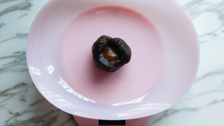 中秋给家人露一手&合家团圆月饼,将<a style='color:red;display:inline-block;' href='/shicai/ 4729'>豆沙馅</a>称重,咸蛋黄1颗,最佳的比例:3:7或者2:8,我做了9个100克模具的,15个50克的!