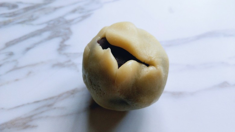 中秋给家人露一手&合家团圆月饼,取一块月饼皮捏圆,包上馅料,以下往上推拿的手势包起来!