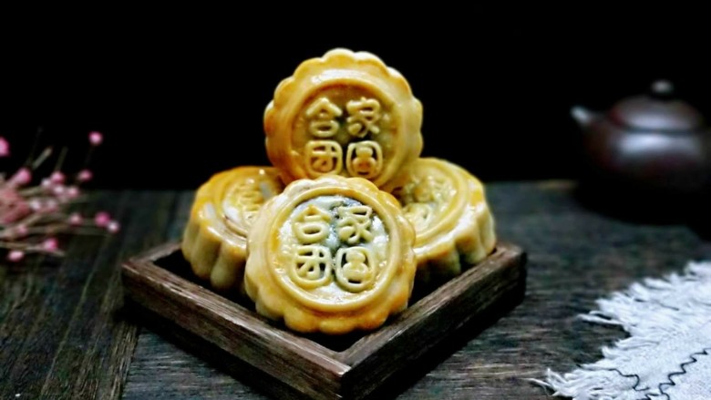 中秋给家人露一手&合家团圆月饼,表皮回油即可食用,愿你心情如秋高气爽,笑脸如鲜花常开,祝大家中秋快乐!