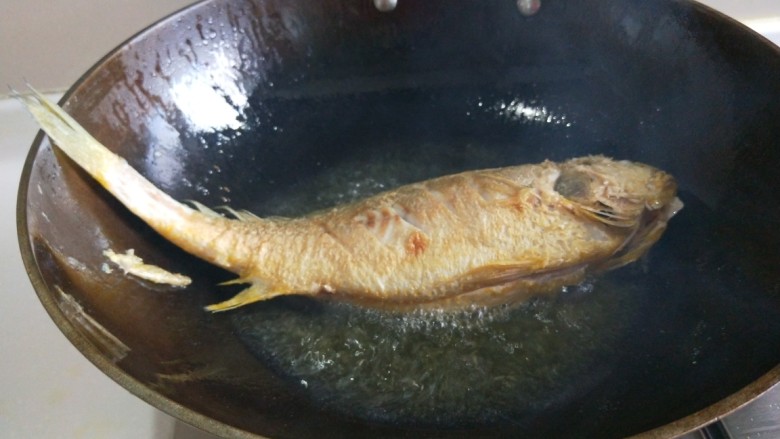 新文美食 红烧黄花鱼,煎制两面金黄捞出来。