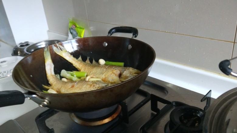 新文美食 红烧黄花鱼,加入葱姜蒜,<a style='color:red;display:inline-block;' href='/shicai/ 695'>八角</a>。