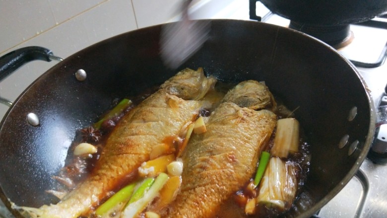 新文美食 红烧黄花鱼,在倒入适量<a style='color:red;display:inline-block;' href='/shicai/ 135284'>美味鲜酱油</a>。