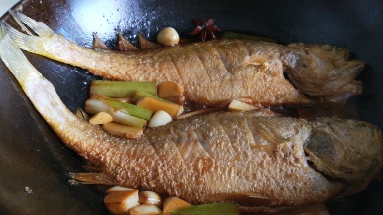 新文美食 红烧黄花鱼,最后大火收汁。