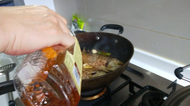 新文美食 红烧黄花鱼,倒入适量<a style='color:red;display:inline-block;' href='/shicai/ 718'>料酒</a>。