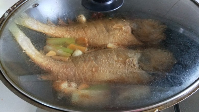 新文美食 红烧黄花鱼,盖上锅盖中火烧制10分钟即可。