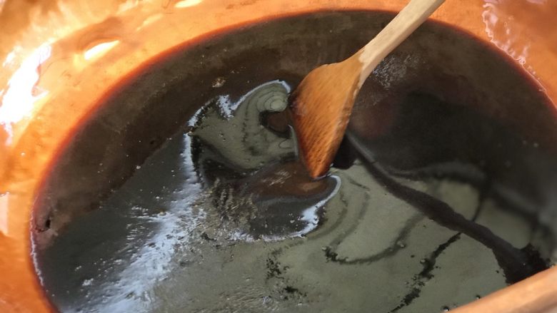 阿胶糕,小火熬制粘稠,约两小时。铜锅熬制,营养不流失,古人千百年的智慧在这一刻得到呈现。