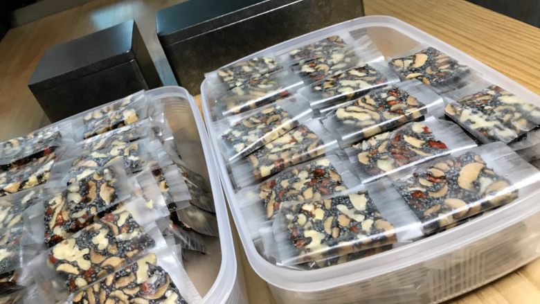 阿胶糕,把一片片包好糯米纸的阿胶糕,
装进干净卫生的食品级封口袋,
只为每一片糕吃起来更方便,更放心。