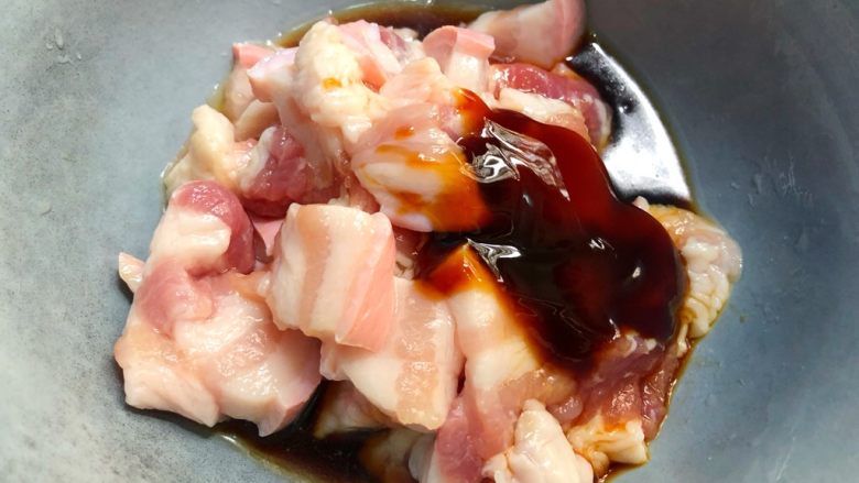 干锅豆角,五花肉放入碗里,放入20g生抽,5g<a style='color:red;display:inline-block;' href='/shicai/ 721'>蚝油</a>