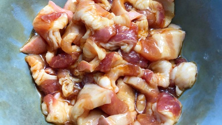 干锅豆角,把五花肉搅拌均匀,腌制10分钟