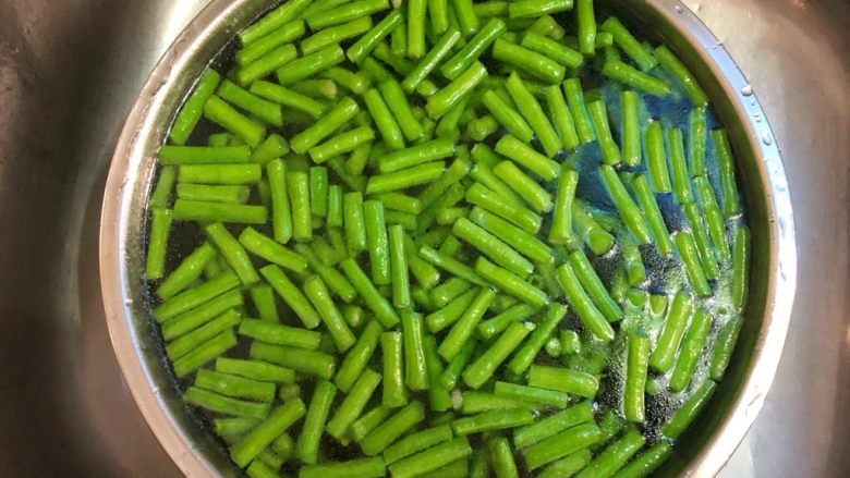 干锅豆角,豆角焯好捞到冷水里,用自来水冲至凉透,沥水待用