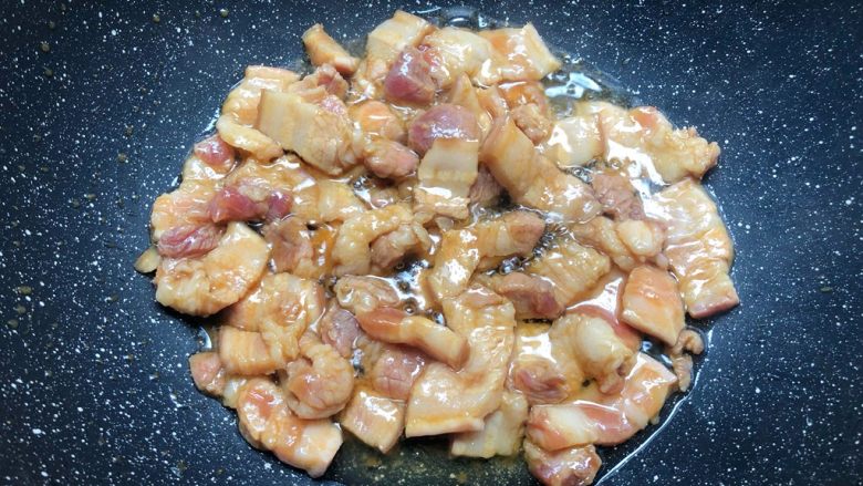 干锅豆角,热锅放入少许油,放入五花肉煸炒出油