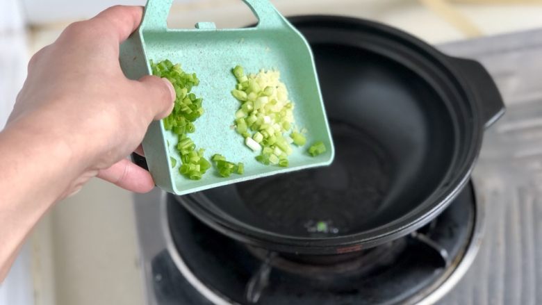 鹅黄吹尽作青云➕平菇白菜鸡汤面,取一小砂锅,热锅后加入少许食用油,小火加入姜末葱白煸香