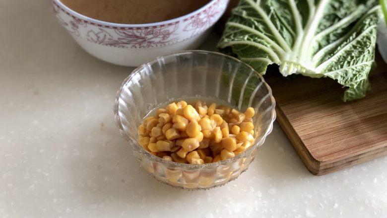 鹅黄吹尽作青云➕平菇白菜鸡汤面,甜玉米粒取出适量,这个牌子的甜玉米粒不错,炒菜煮面炒饭做沙拉都很好吃😋