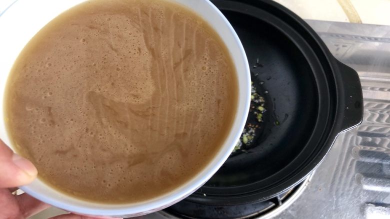 鹅黄吹尽作青云➕平菇白菜鸡汤面,加入鸡汤,煮开