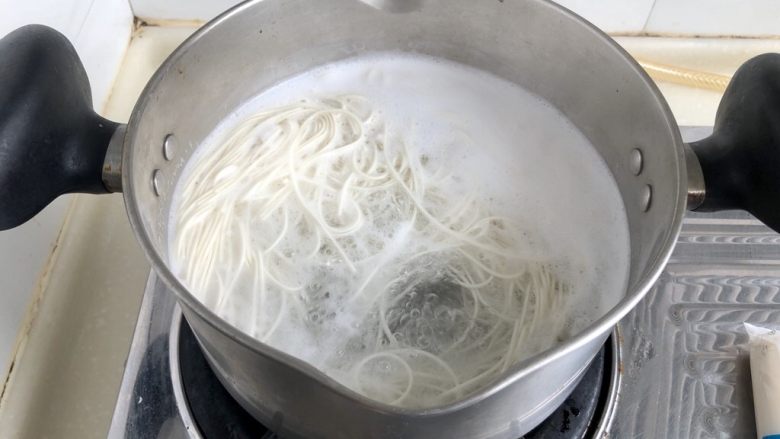 鹅黄吹尽作青云➕平菇白菜鸡汤面,放入挂面,转小火煮约两分钟