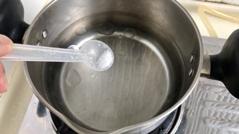 鹅黄吹尽作青云➕平菇白菜鸡汤面,坐锅烧水,水开放入几滴食用油,少许食盐
