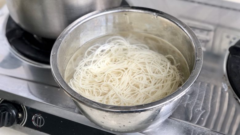 鹅黄吹尽作青云➕平菇白菜鸡汤面,煮到八成熟的面捞出浸凉水备用。等会放入鸡汤还要再煮一分钟,不用担心面条没有熟透