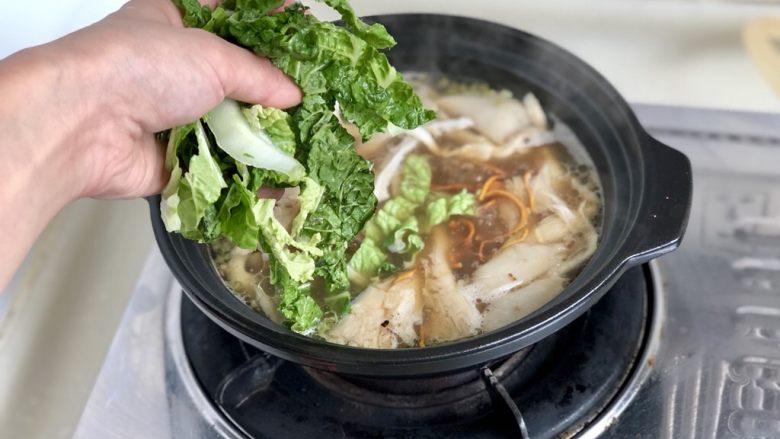 鹅黄吹尽作青云➕平菇白菜鸡汤面,加入适量白菜叶,煮约一分钟