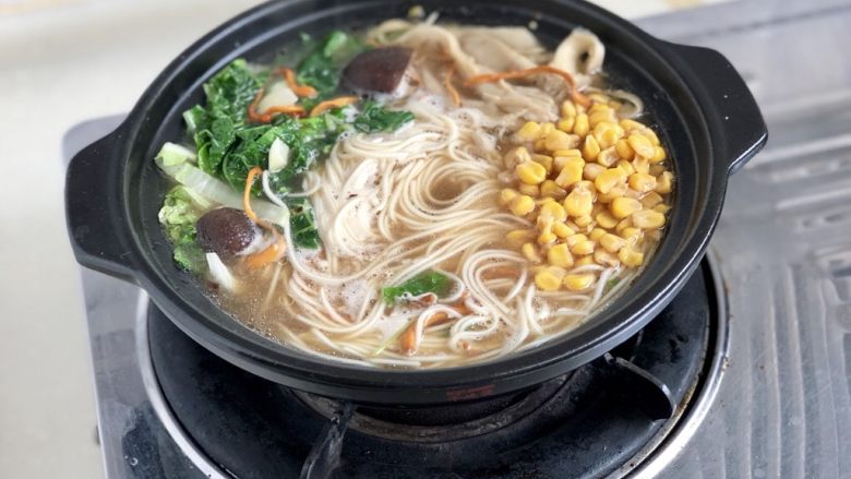 鹅黄吹尽作青云➕平菇白菜鸡汤面,摆上甜玉米粒,再煮一分钟