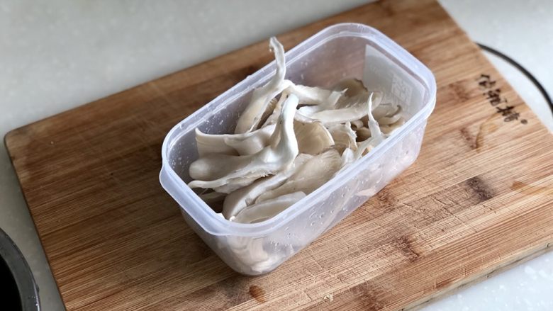 鹅黄吹尽作青云➕平菇白菜鸡汤面,平菇撕成小朵,洗净