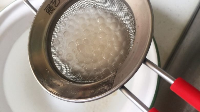 黑糖玫瑰西米奶茶,事先准备好凉白开,煮好的西米浸泡进去