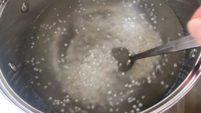 黑糖玫瑰西米奶茶,期间用勺不停搅拌以防粘锅,尤其是在即将要好的后阶段