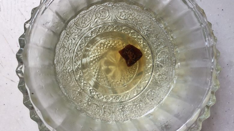 黑糖玫瑰西米奶茶,根据容器的大小,放入适量的黑糖块,用少许的开水花开