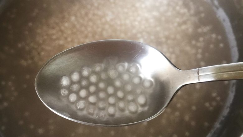 黑糖玫瑰西米奶茶,西米会一点一点变透明,等到煮得只剩下一点白心时,关火,盖上锅盖焖上个十来分钟就差不多了