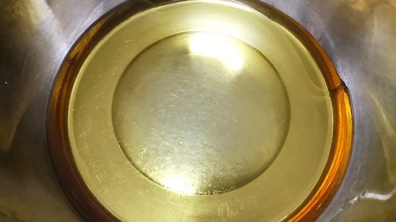 月饼季之广式低糖莲蓉蛋黄月饼,先做饼皮
盆里倒入转化糖浆,油