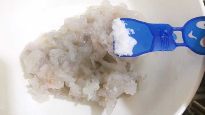百搭Q弹鲜虾滑,加入盐,盐不要多有个底味即可