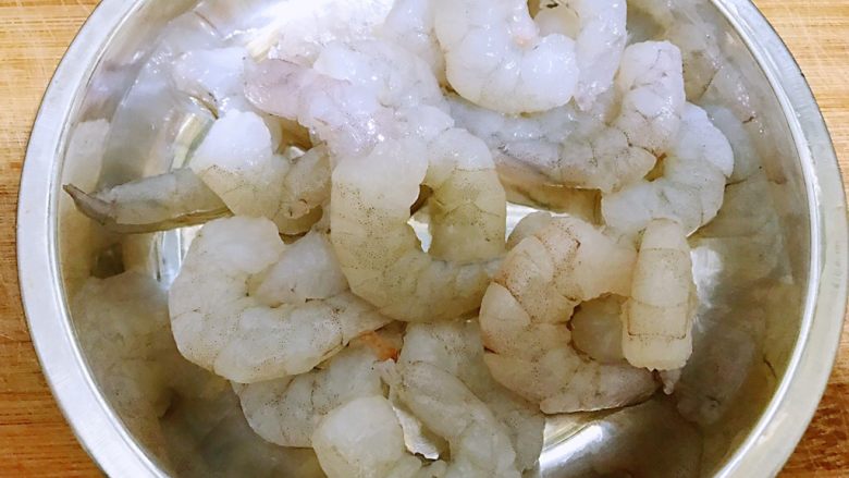 百搭Q弹鲜虾滑,虾仁解冻后清洗干净,用厨房纸吸干水分